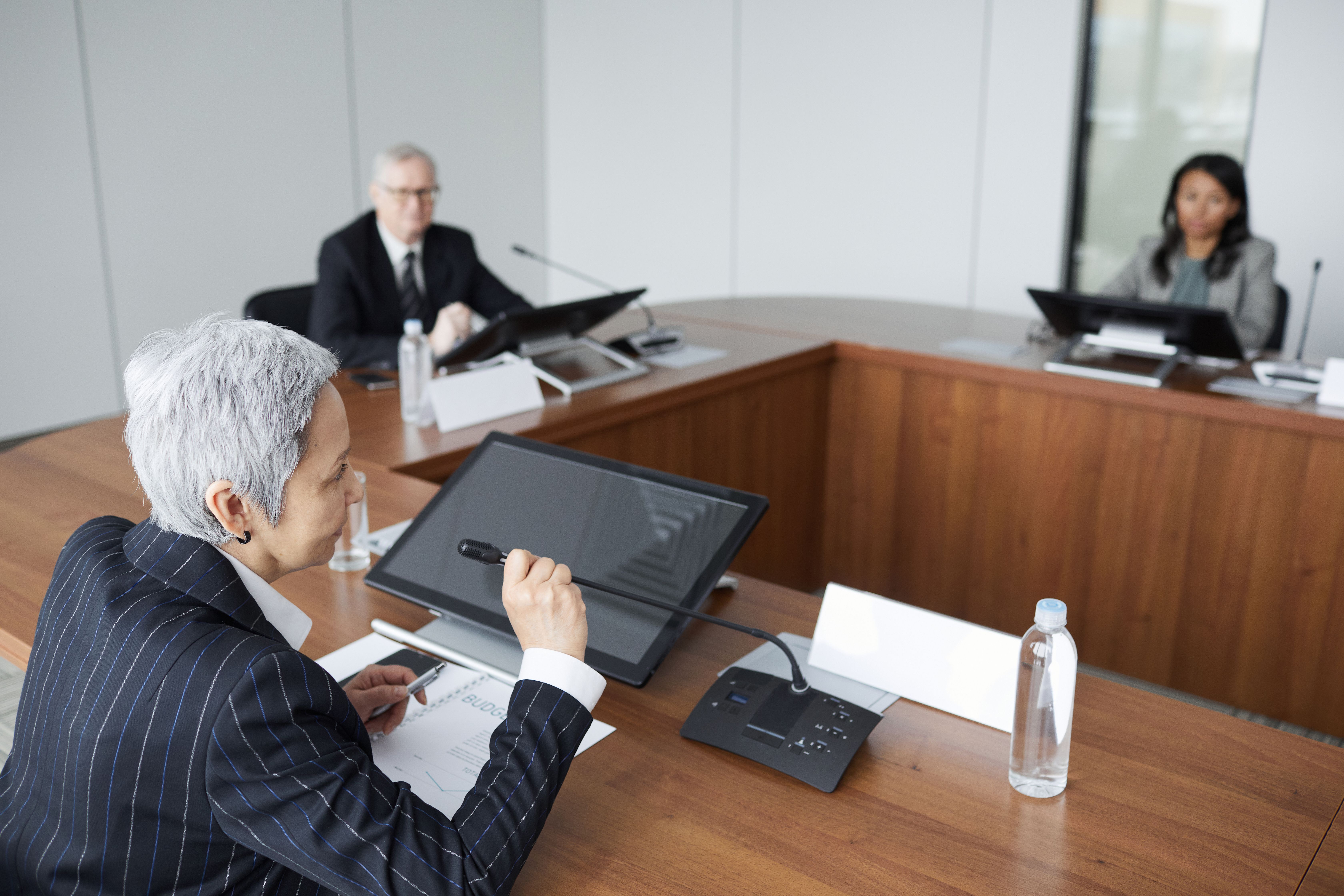 Personas revisando documentos en una reunión de trabajo